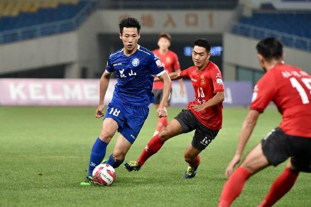 15支精英跑团鏖战卢湾体育场，异程接力赛激情上演！